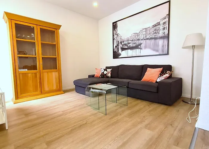 Burgunder helle und geräumige Ferienwohnung