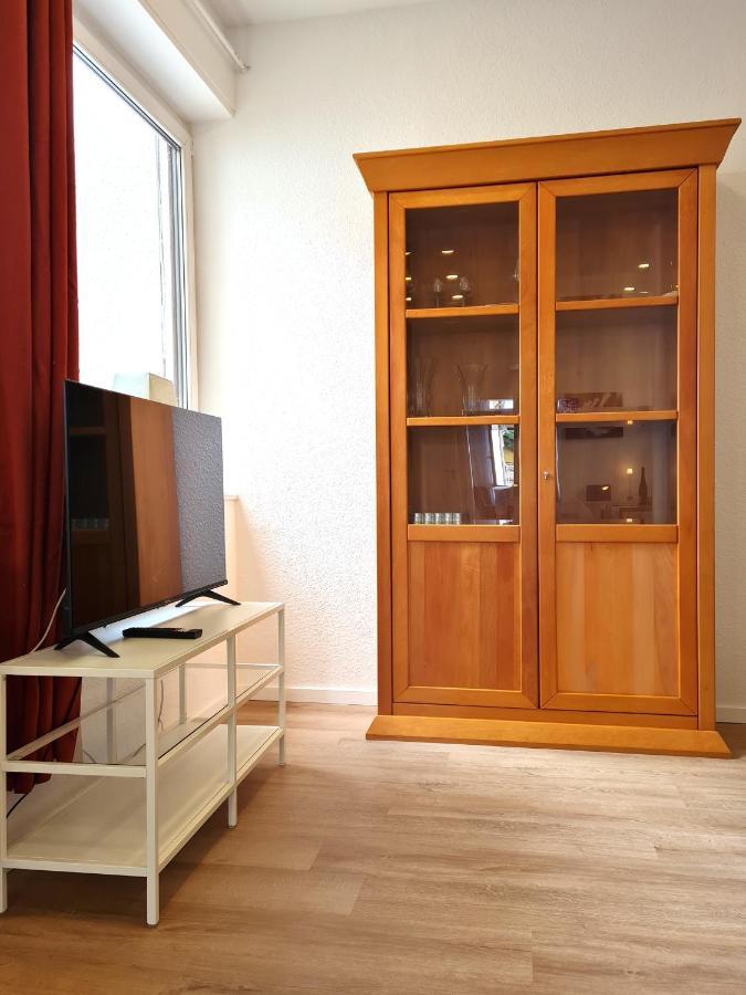 Burgunder Helle Und Geräumige Apartment