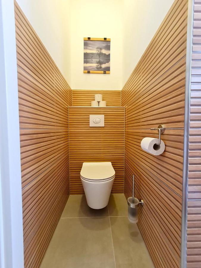 Burgunder Helle Und Geräumige Apartment