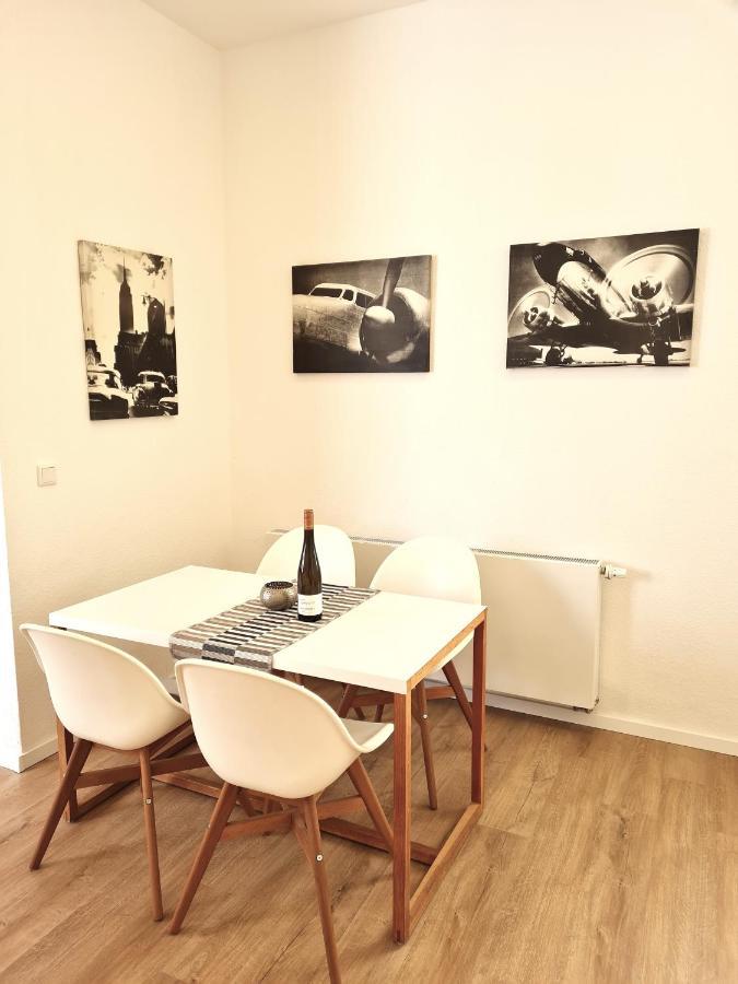 Burgunder Helle Und Geräumige Apartment Mainz
