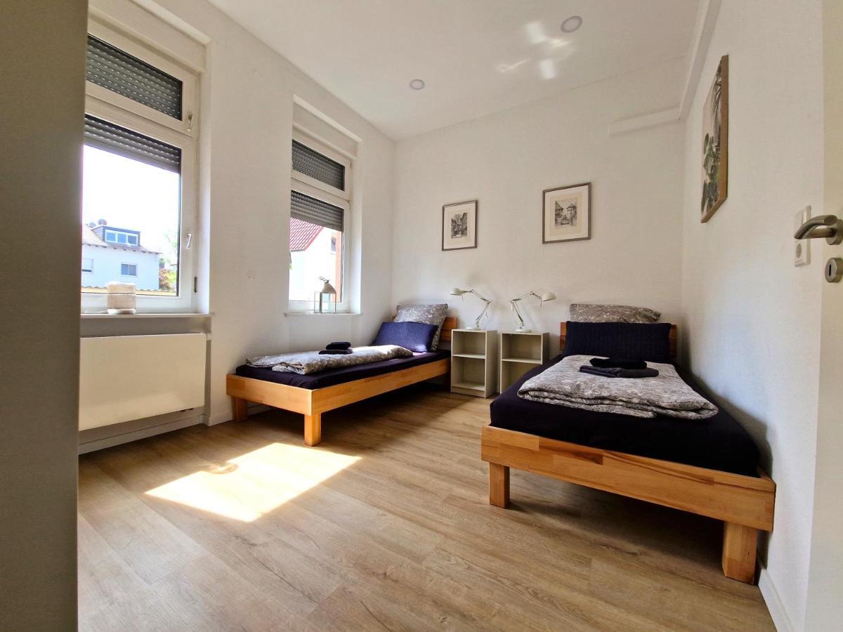 Burgunder Helle Und Geräumige Apartment Mainz